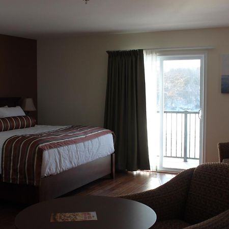Lanes Riverhouse Inn & Cottages Montague Habitación foto