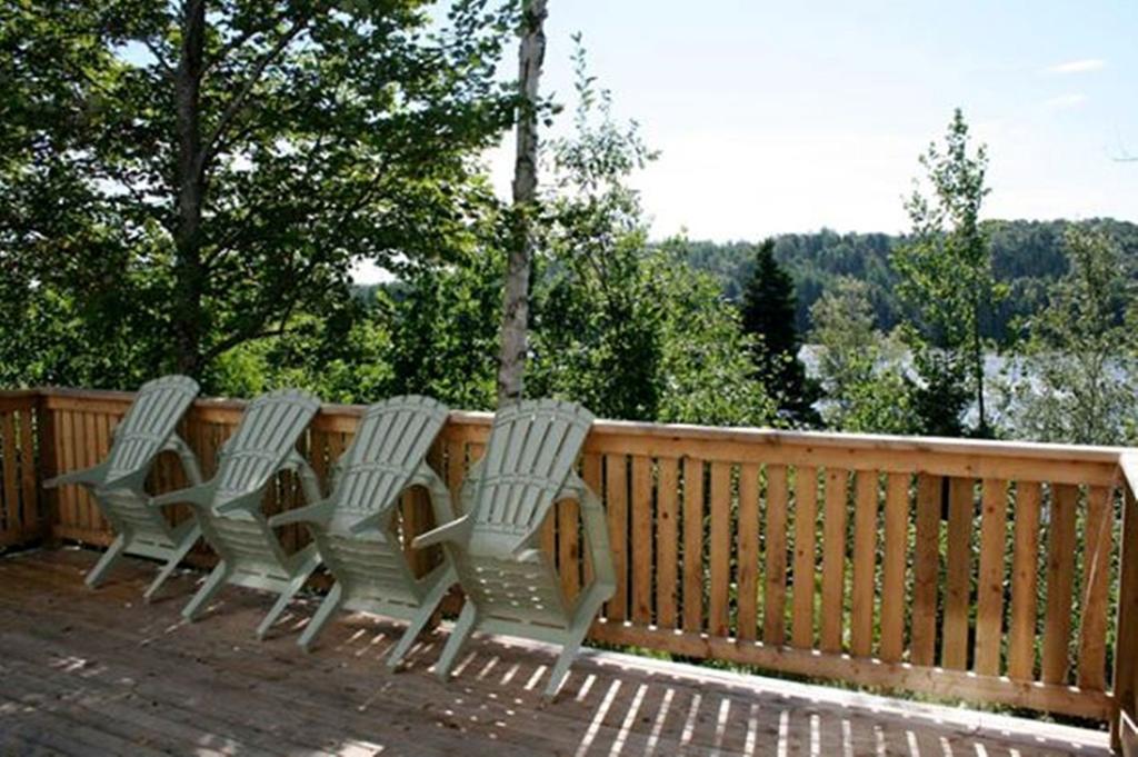Lanes Riverhouse Inn & Cottages Montague Habitación foto