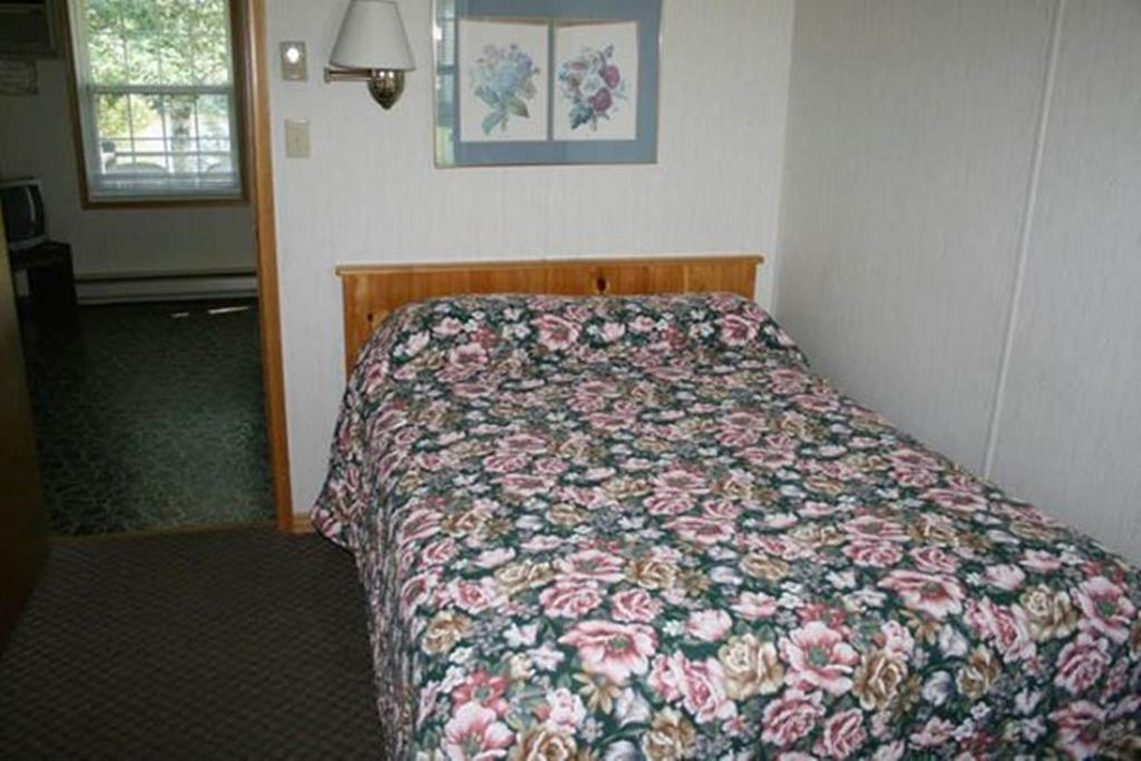 Lanes Riverhouse Inn & Cottages Montague Habitación foto