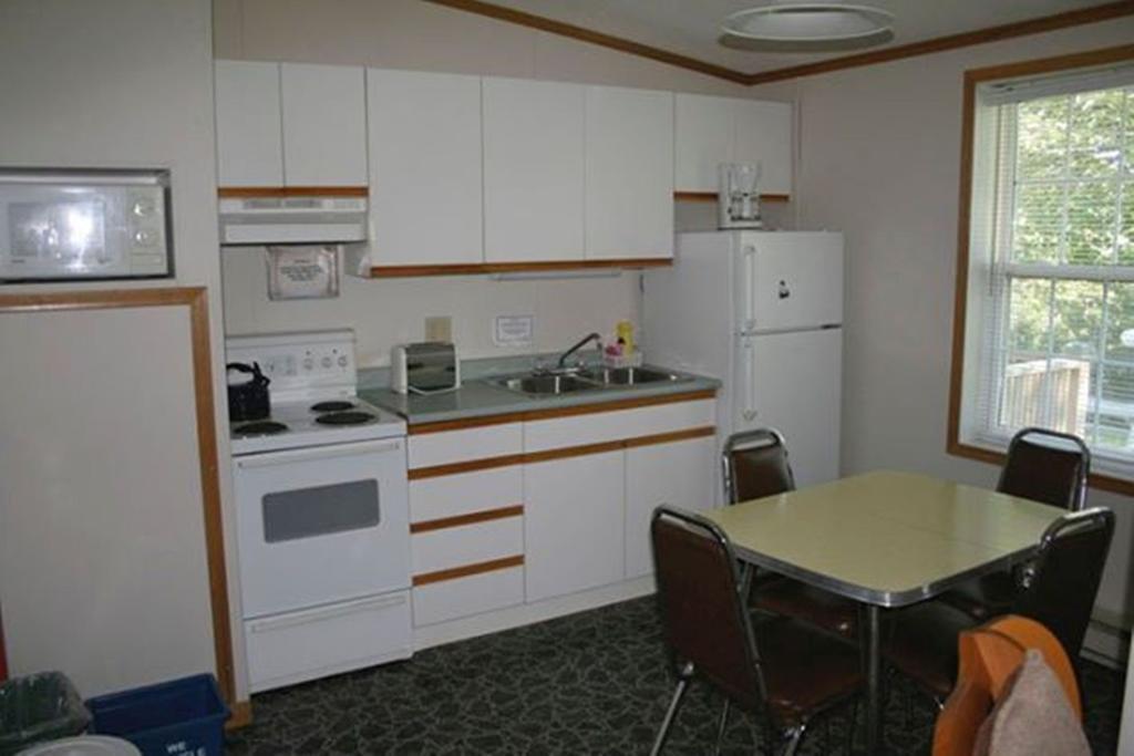 Lanes Riverhouse Inn & Cottages Montague Habitación foto