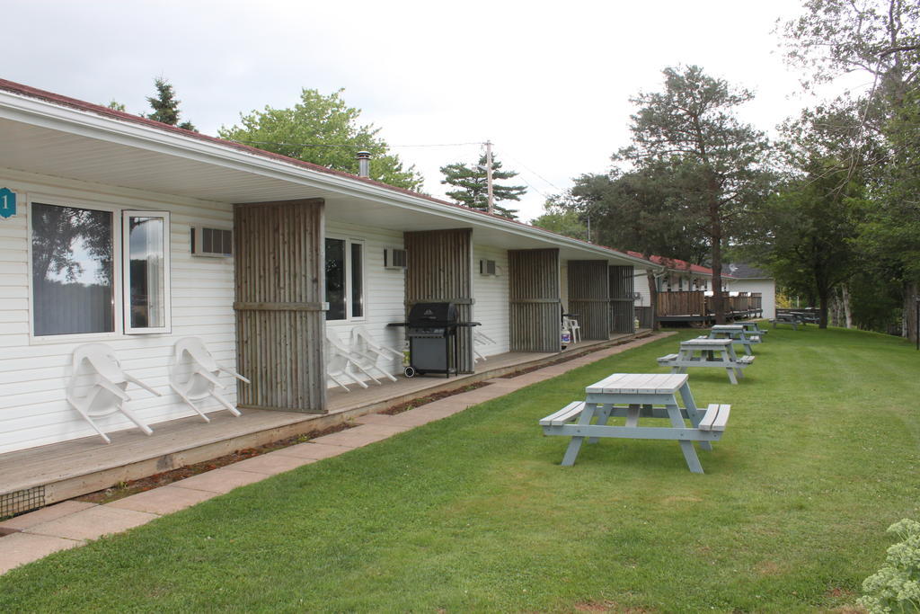 Lanes Riverhouse Inn & Cottages Montague Habitación foto